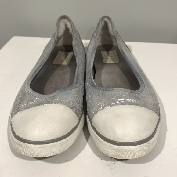 UGG silver slip-on flats - Size 9 - Picture 4 of 8